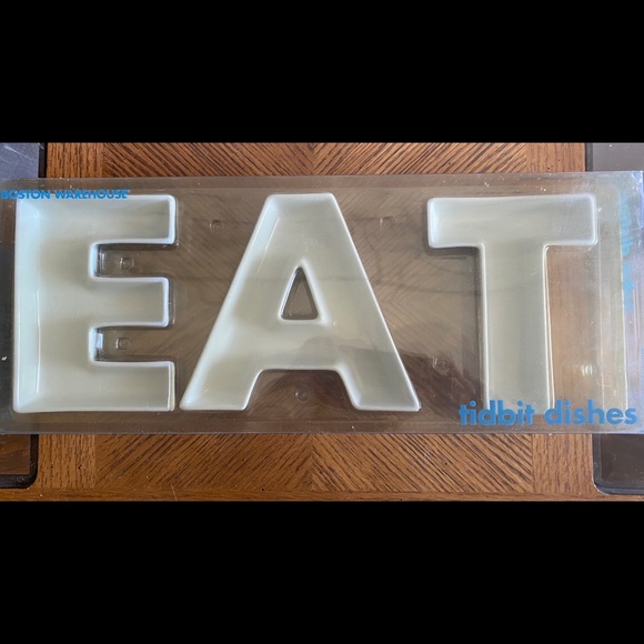 Boston Warehouse Other - Porcelain Tidbit dishes “E-A-T”